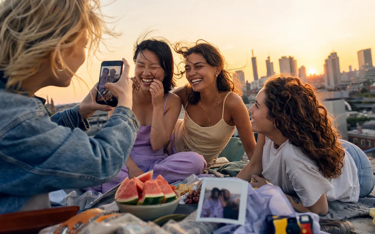 Smartphone con una foto istantanea nell’interfaccia di Instagram